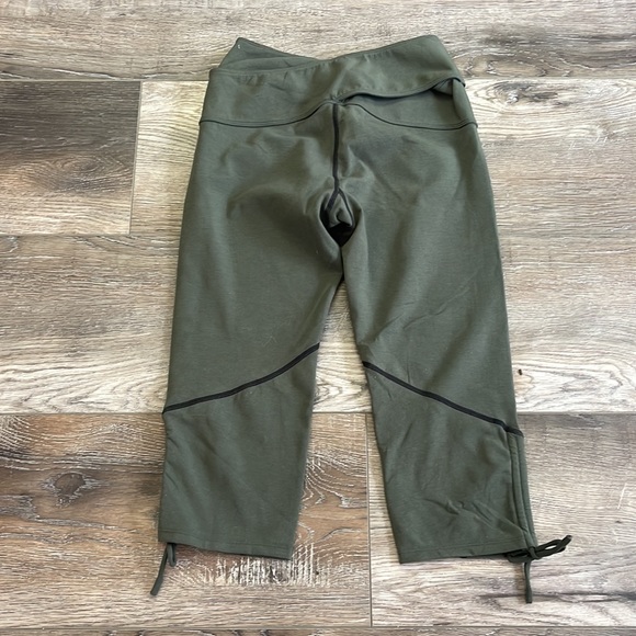 Free People Movement capris NWOT size S - Picture 3 of 3